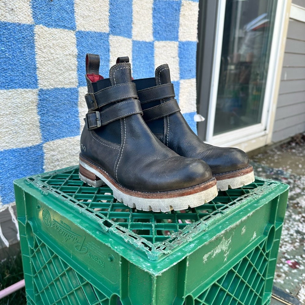 Bedstu black Leather Strap Chelsea Boots - Rugged Casual